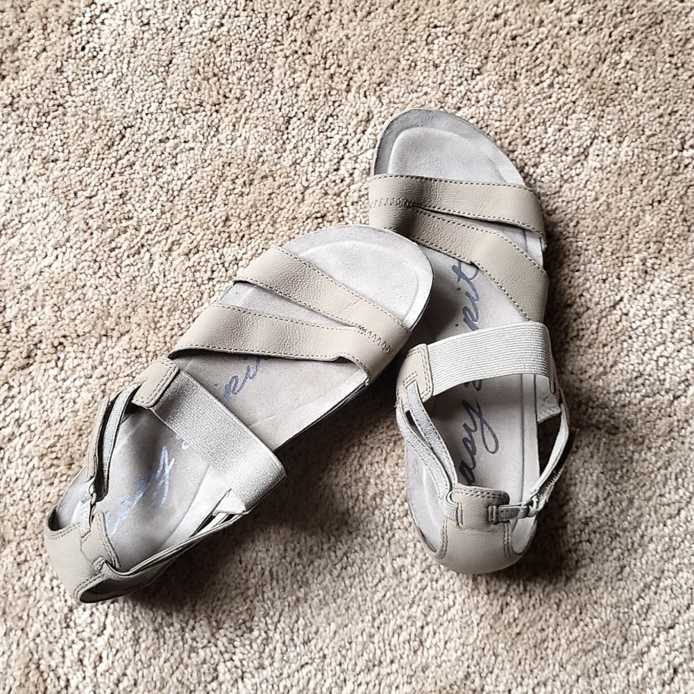 Easy Spirit Sandals - 7 1/2
